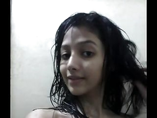Indian Sexy Indian girl with lovely boobs bathroom selfie - Wowmoyback